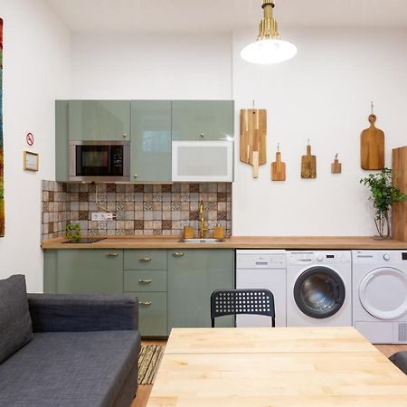 Industrial Style Appartment With Ac Steps To Gozsdu Budapest Exteriör bild
