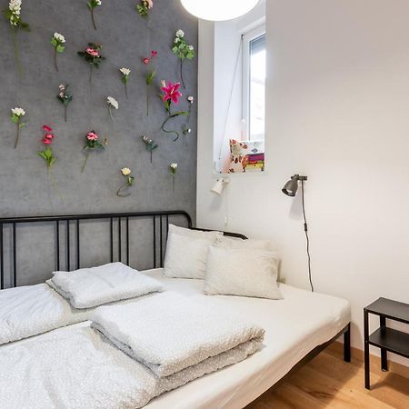 Industrial Style Appartment With Ac Steps To Gozsdu Budapest Exteriör bild