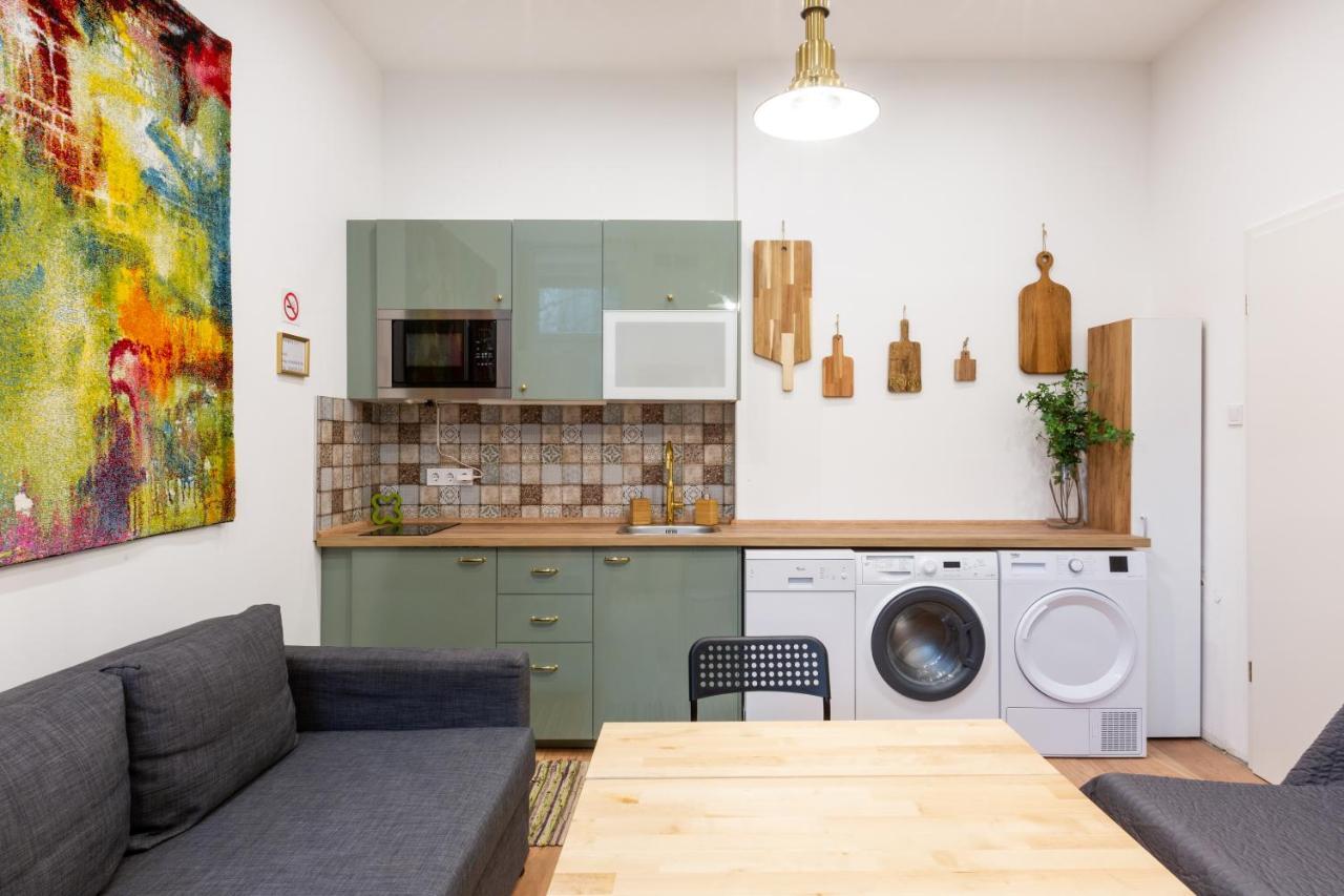 Industrial Style Appartment With Ac Steps To Gozsdu Budapest Exteriör bild