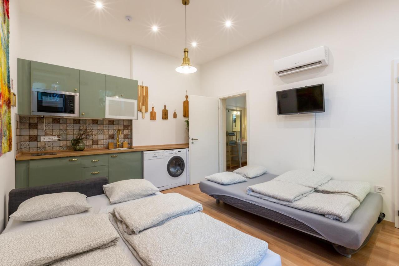 Industrial Style Appartment With Ac Steps To Gozsdu Budapest Exteriör bild