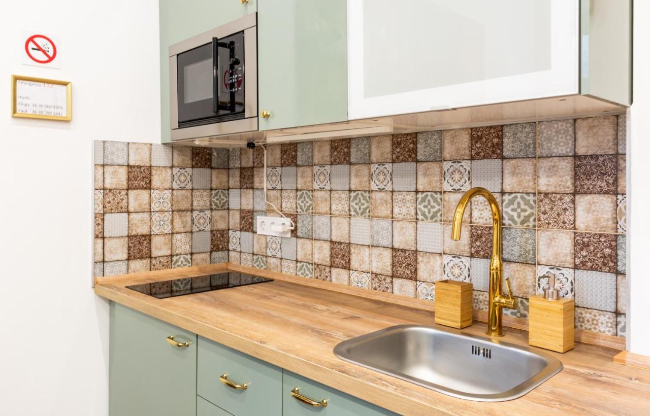 Industrial Style Appartment With Ac Steps To Gozsdu Budapest Exteriör bild