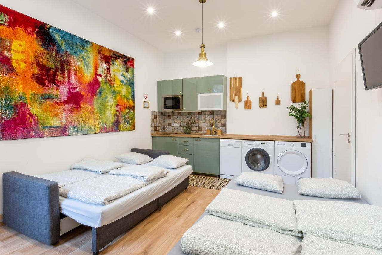 Industrial Style Appartment With Ac Steps To Gozsdu Budapest Exteriör bild