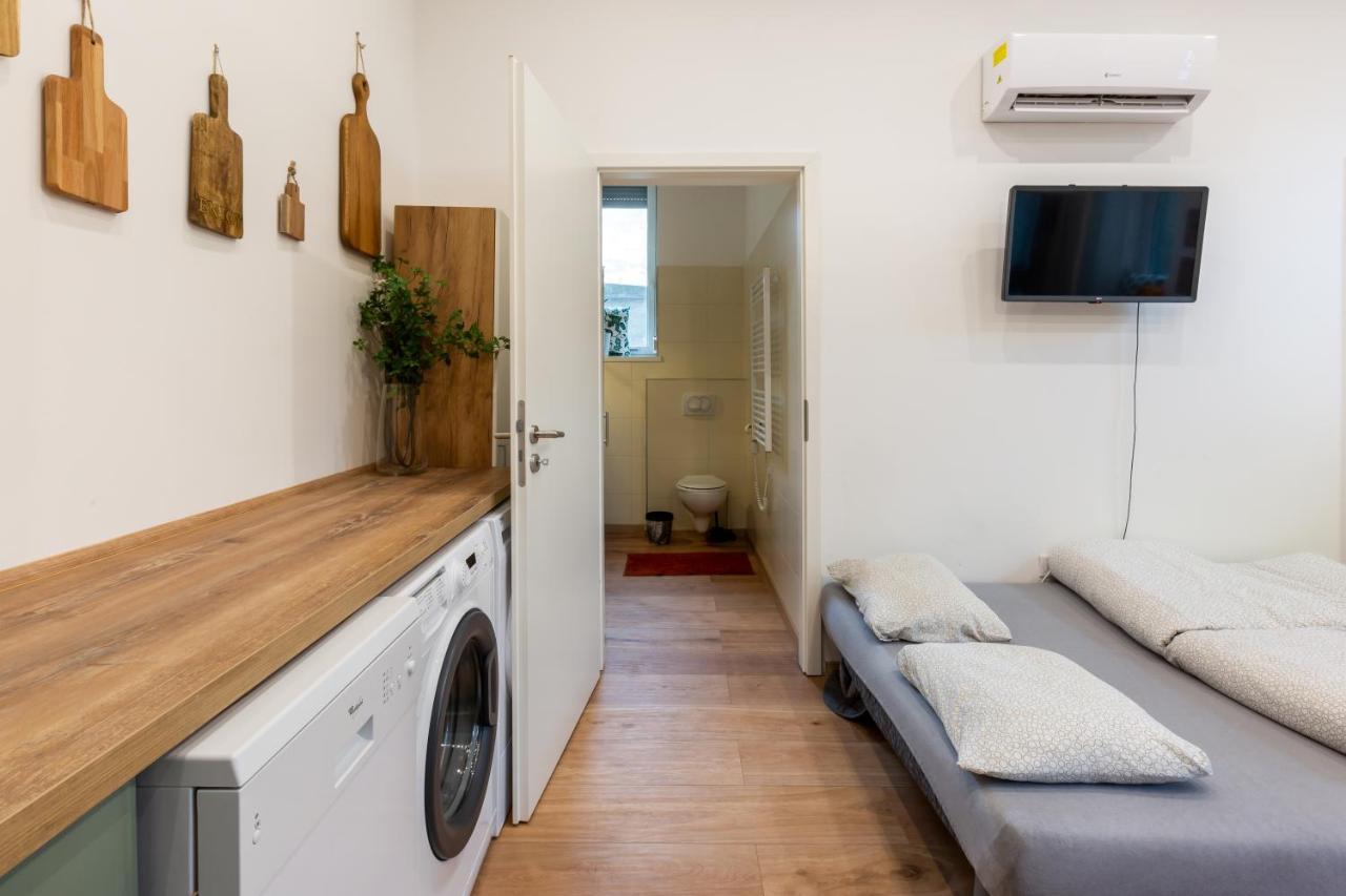 Industrial Style Appartment With Ac Steps To Gozsdu Budapest Exteriör bild