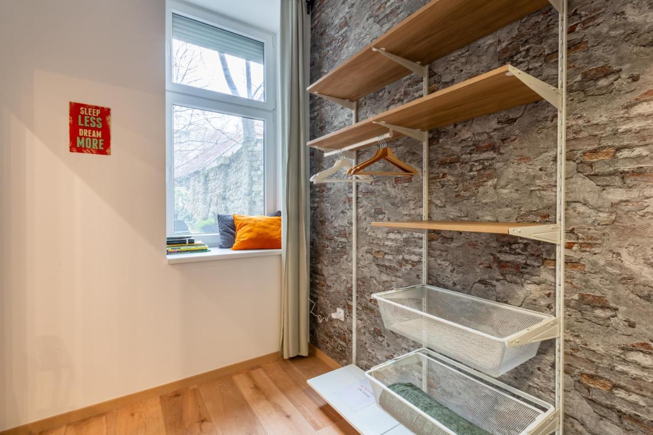 Industrial Style Appartment With Ac Steps To Gozsdu Budapest Exteriör bild