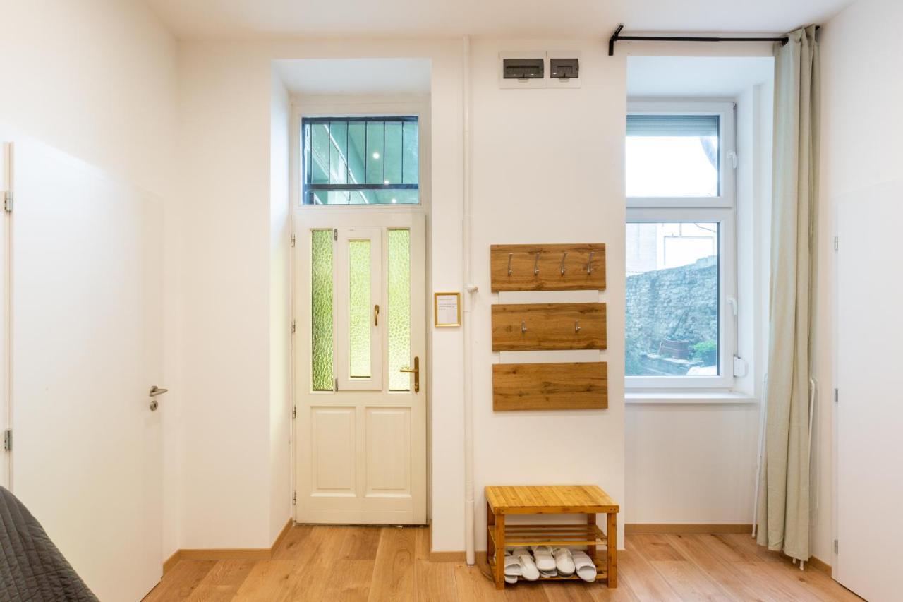 Industrial Style Appartment With Ac Steps To Gozsdu Budapest Exteriör bild