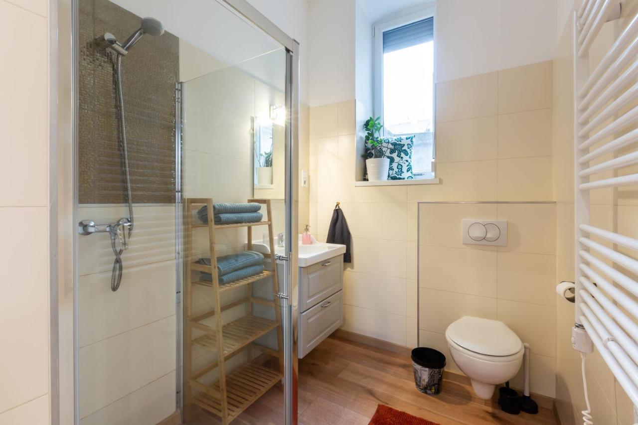 Industrial Style Appartment With Ac Steps To Gozsdu Budapest Exteriör bild