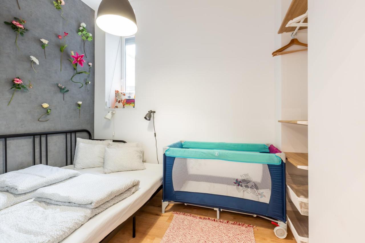 Industrial Style Appartment With Ac Steps To Gozsdu Budapest Exteriör bild