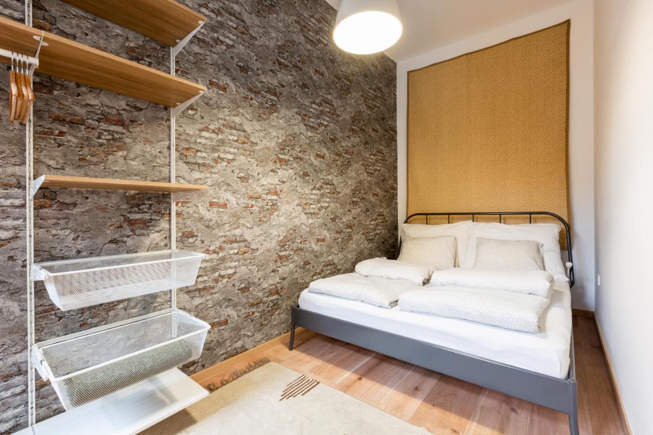 Industrial Style Appartment With Ac Steps To Gozsdu Budapest Exteriör bild